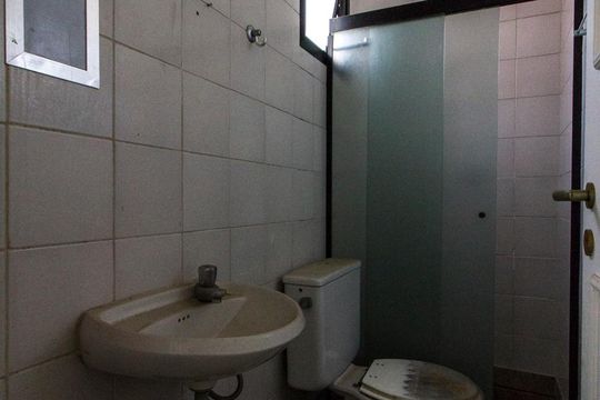 Banheiro de Serviço  de apartamento à venda com 6 quartos, 420m² em Vila Regente Feijo, São Paulo