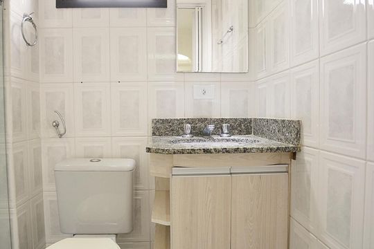 Banheiro social de apartamento à venda com 2 quartos, 60m² em Vila Bertioga, São Paulo