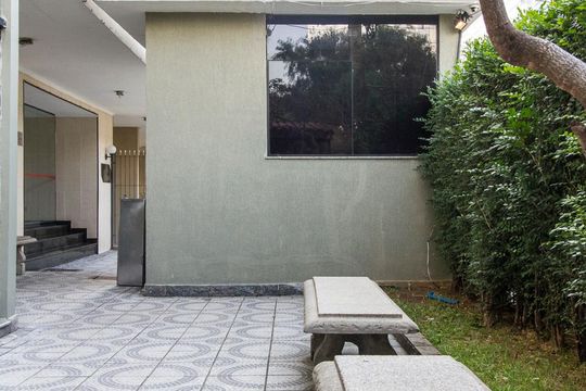 Bancos da Area Externa e Portaria  de apartamento para alugar com 2 quartos, 70m² em Quinta da Paineira, São Paulo
