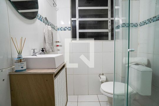 Banheiro de kitnet/studio para alugar com 1 quarto, 30m² em Centro, Niterói