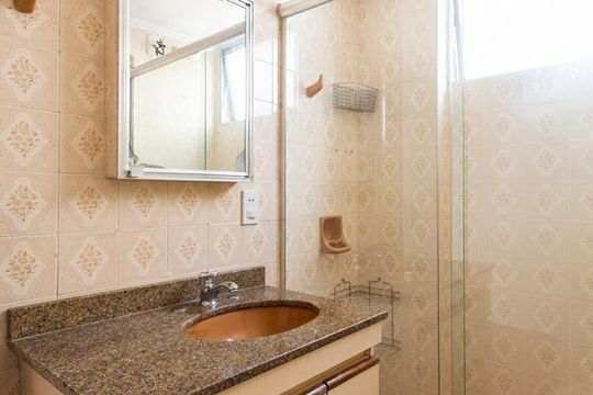 Banheiro social de apartamento à venda com 2 quartos, 63m² em Chácara Inglesa, São Paulo