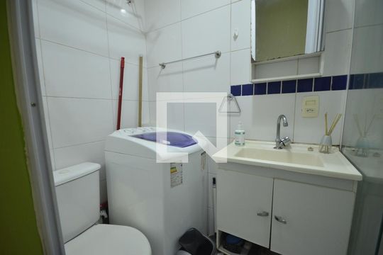 Banheiro adaptado com área de serviço de kitnet/studio para alugar com 1 quarto, 26m² em Botafogo, Rio de Janeiro