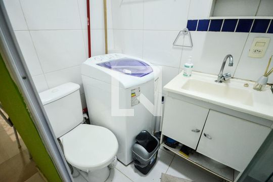 Banheiro adaptado com área de serviço de kitnet/studio para alugar com 1 quarto, 26m² em Botafogo, Rio de Janeiro