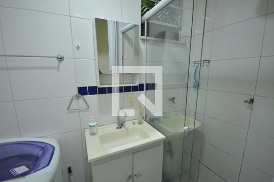 Banheiro adaptado com área de serviço de kitnet/studio para alugar com 1 quarto, 26m² em Botafogo, Rio de Janeiro
