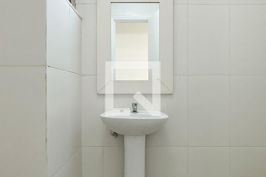 Banheiro de kitnet/studio à venda com 1 quarto, 31m² em Copacabana, Rio de Janeiro