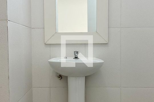 Banheiro de kitnet/studio à venda com 1 quarto, 31m² em Copacabana, Rio de Janeiro