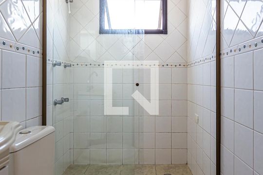 Banheiro da Suite de apartamento para alugar com 3 quartos, 86m² em Vila Eldízia, Santo André