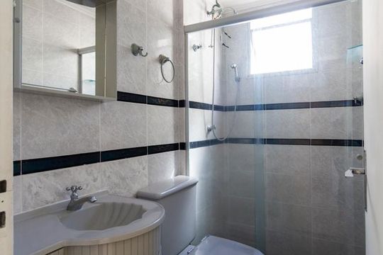 Banheiro social de apartamento à venda com 2 quartos, 64m² em Vila Campestre, São Paulo