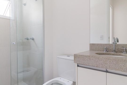 Banheiro de kitnet/studio para alugar com 1 quarto, 38m² em Vila Monumento, São Paulo