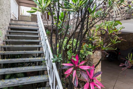 Fachada de casa à venda com 4 quartos, 375m² em Bela Aliança, São Paulo