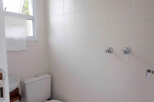 Banheiro de serviço de apartamento para alugar com 3 quartos, 120m² em São Francisco, Niterói