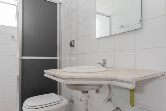 Banheiro de apartamento à venda com 2 quartos, 60m² em Vila Yara, Osasco