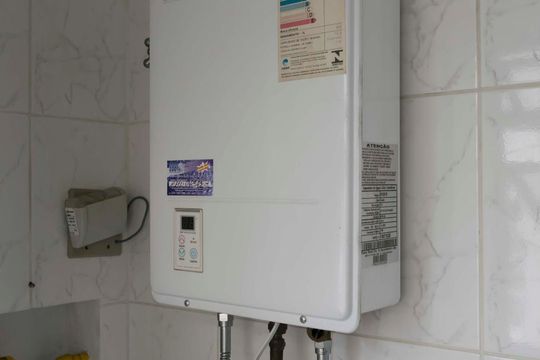 Área de serviço (Aquecedor à gás) de apartamento para alugar com 2 quartos, 62m² em Aclimação, São Paulo