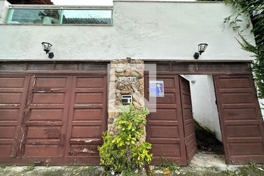 Fachada com Plaquinha de casa à venda com 5 quartos, 450m² em Freguesia (jacarepaguá), Rio de Janeiro