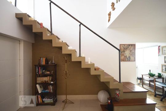 Escada de apartamento à venda com 1 quarto, 180m² em Vila Progredior, São Paulo