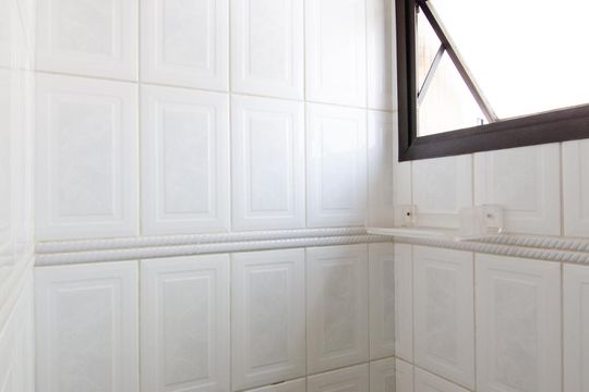 Banheiro de apartamento à venda com 3 quartos, 97m² em Cambuí, Campinas