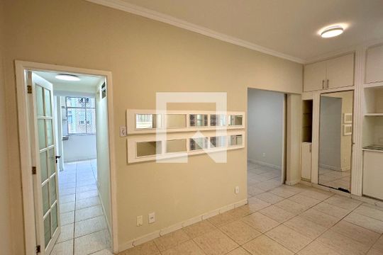 Sala de apartamento para alugar com 2 quartos, 80m² em Copacabana, Rio de Janeiro