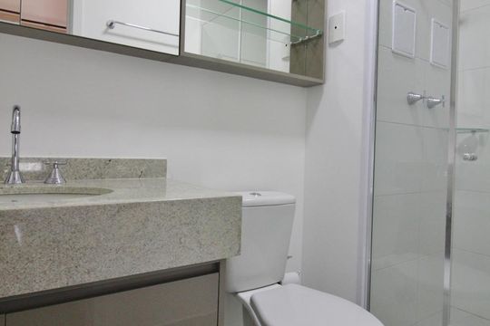 Banheiro da suíte de kitnet/studio para alugar com 1 quarto, 36m² em Real Parque, São Paulo