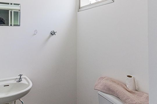 Banheiro de serviço de apartamento para alugar com 2 quartos, 62m² em Vila Olímpia, São Paulo