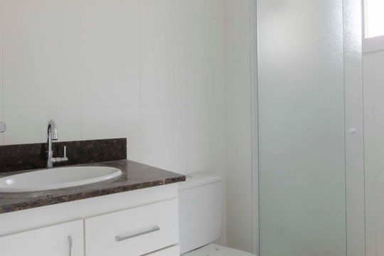 Banheiro de apartamento para alugar com 1 quarto, 30m² em Vila Diva (zona Norte), São Paulo