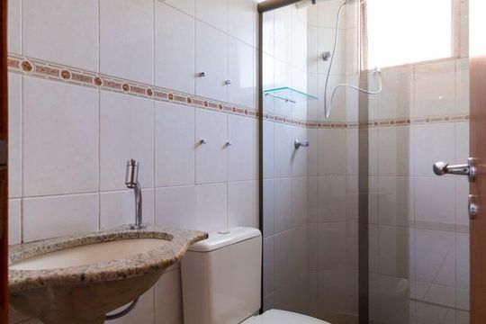 Banheiro social de apartamento para alugar com 2 quartos, 52m² em Vila Parque Jabaquara, São Paulo