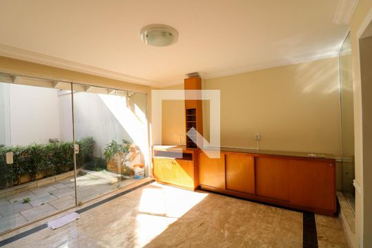 Sala de TV de casa de condomínio para alugar com 4 quartos, 216m² em Jardim Petrópolis, São Paulo