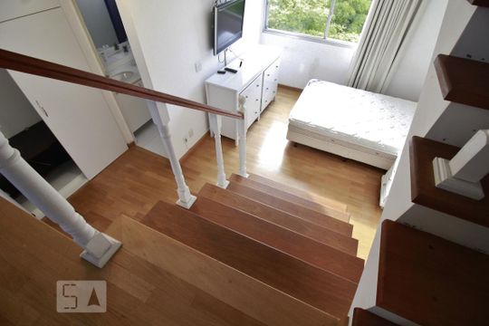 Escadas de apartamento para alugar com 1 quarto, 40m² em Vila Tramontano, São Paulo