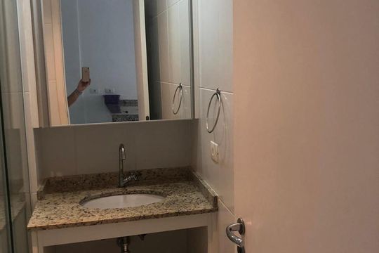 banheiro de kitnet/studio para alugar com 1 quarto, 34m² em Jardim Ampliação, São Paulo
