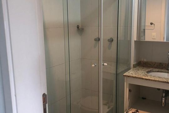 banheiro de kitnet/studio para alugar com 1 quarto, 34m² em Jardim Ampliação, São Paulo