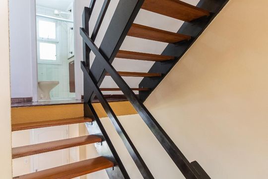 Escadas de casa de condomínio à venda com 2 quartos, 160m² em Jardim Consórcio, São Paulo