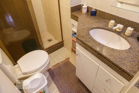 Banheiro social de apartamento à venda com 2 quartos, 90m² em Barra da Tijuca, Rio de Janeiro