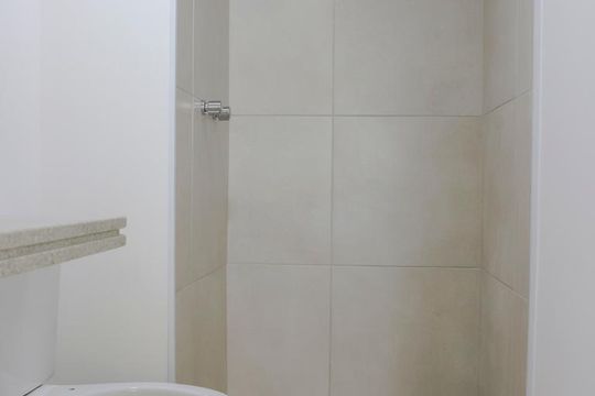 Banheiro de kitnet/studio para alugar com 1 quarto, 44m² em Bela Vista, São Paulo