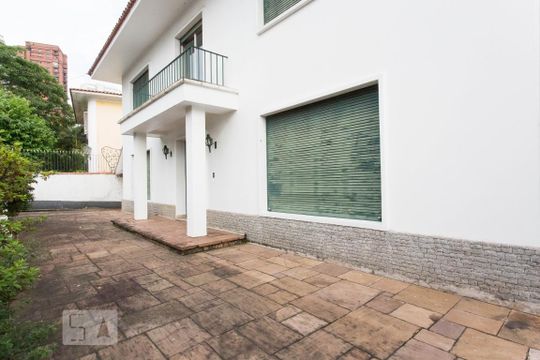 Área externa de casa para alugar com 4 quartos, 500m² em Pacaembu, São Paulo