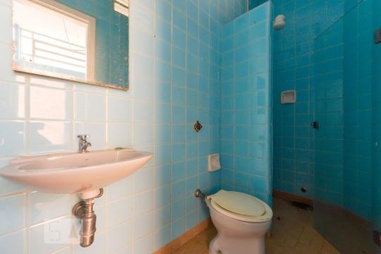 Banheiro Serviço de casa à venda com 3 quartos, 350m² em Vila Madalena, São Paulo