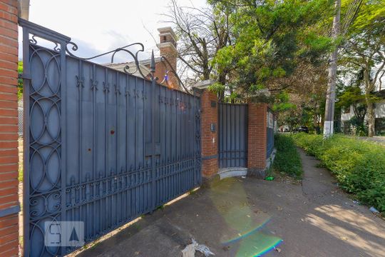 Fachada de casa à venda com 3 quartos, 350m² em Vila Madalena, São Paulo