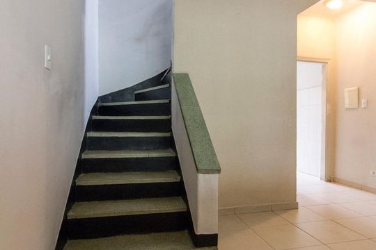 Escada de Acesso aos Quartos e Banheiro  de casa para alugar com 2 quartos, 120m² em Vila Moreira, São Paulo