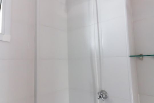 Banheiro social de apartamento à venda com 3 quartos, 68m² em Vila Galvão, Guarulhos