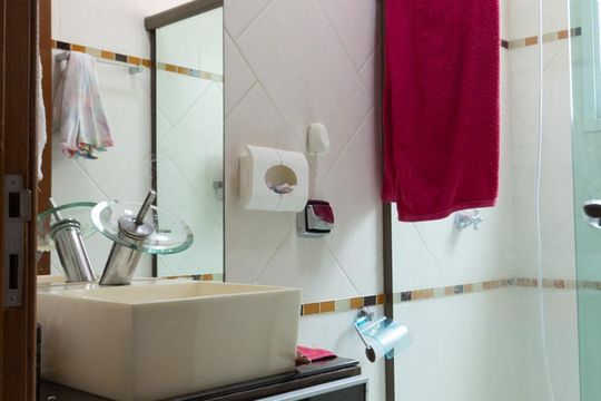 Banheiro de apartamento à venda com 3 quartos, 100m² em Vila Gilda, Santo André