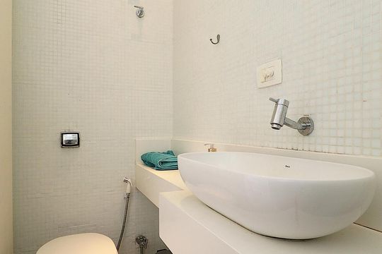Banheiro. de kitnet/studio para alugar com 1 quarto, 30m² em Copacabana, Rio de Janeiro