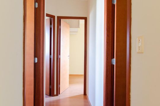 Corredor de apartamento à venda com 3 quartos, 90m² em Mansões Santo Antônio, Campinas