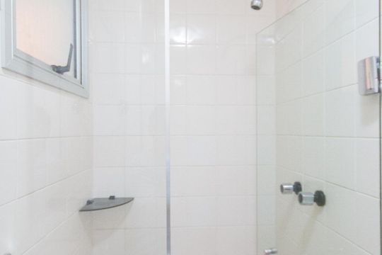 Banheiro de apartamento para alugar com 2 quartos, 65m² em Aclimação, São Paulo
