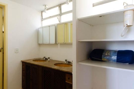 Corredor de acesso aos dormitórios e banheiro do segundo pavimento de casa à venda com 4 quartos, 312m² em Jardim Botânico, Rio de Janeiro