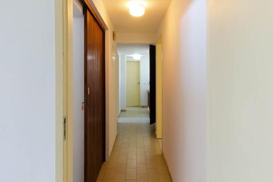 Corredor de acesso aos dormitórios e banheiro do segundo pavimento de casa à venda com 4 quartos, 312m² em Jardim Botânico, Rio de Janeiro