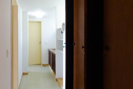 Corredor de acesso aos dormitórios e banheiro do segundo pavimento de casa à venda com 4 quartos, 312m² em Jardim Botânico, Rio de Janeiro
