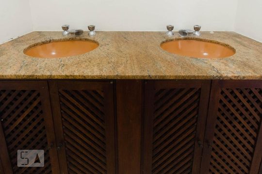 Detalhe lavatório no corredor de acesso aos dormitórios e banheiro do segundo pavimento de casa à venda com 4 quartos, 312m² em Jardim Botânico, Rio de Janeiro