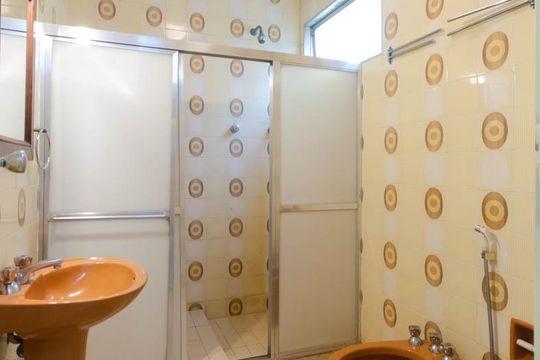 Banheiro social no segundo pavimento de casa à venda com 4 quartos, 312m² em Jardim Botânico, Rio de Janeiro