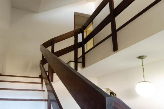 Escada de acesso ao segundo pavimento de casa à venda com 4 quartos, 312m² em Jardim Botânico, Rio de Janeiro