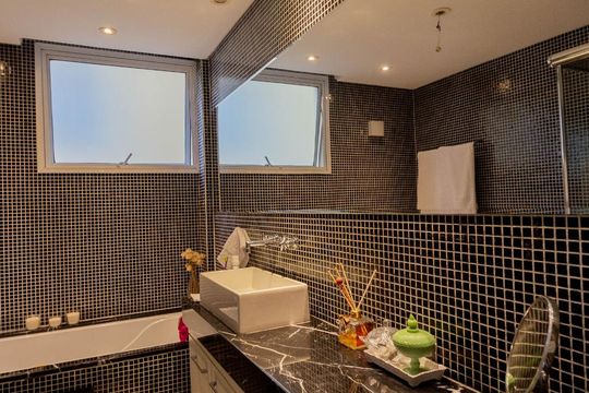 Banheiro Suíte 1 de apartamento à venda com 2 quartos, 120m² em Cerqueira César, São Paulo