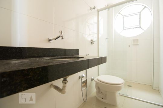 Banheiro social de apartamento à venda com 4 quartos, 80m² em Santo Antônio, Belo Horizonte