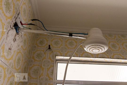 Chuveiro do Banheiro  de casa para alugar com 2 quartos, 100m² em Chácara Mafalda, São Paulo